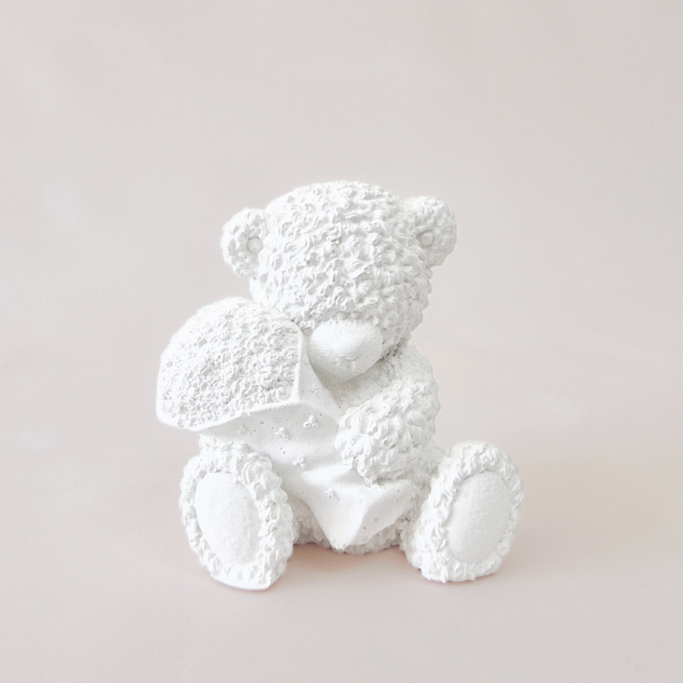 Meškiukas su gėlių puokšte